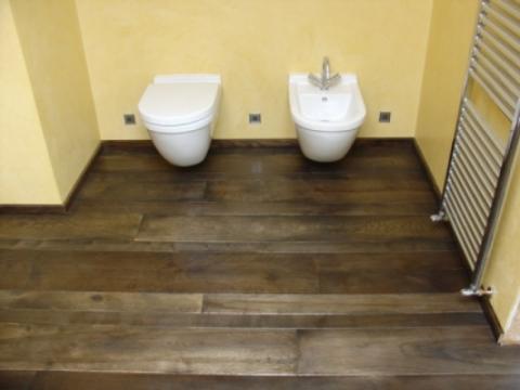 Parquet in bagno: originialità anche per il bagno